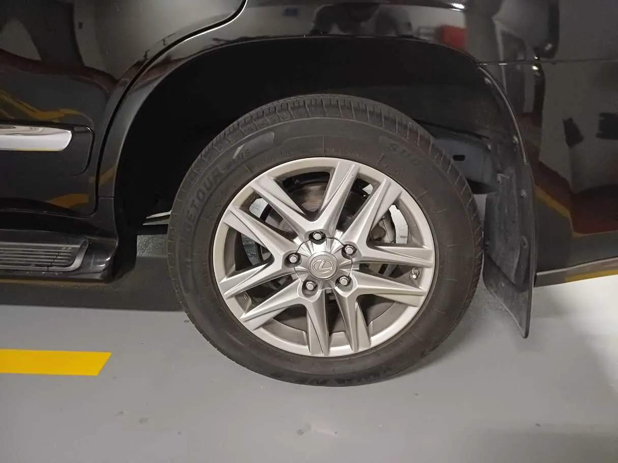 Car image 9