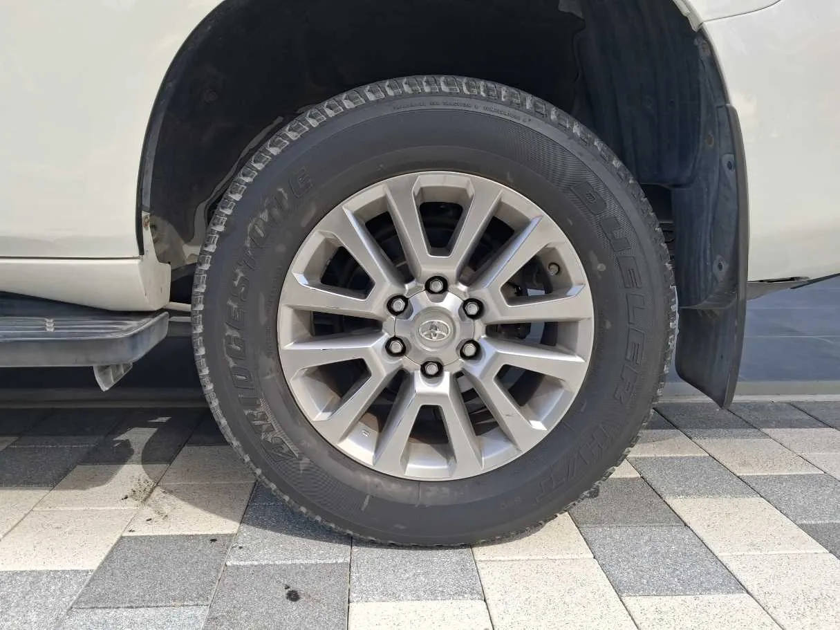Car image 9