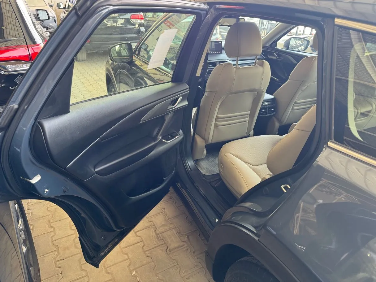 Car image 10