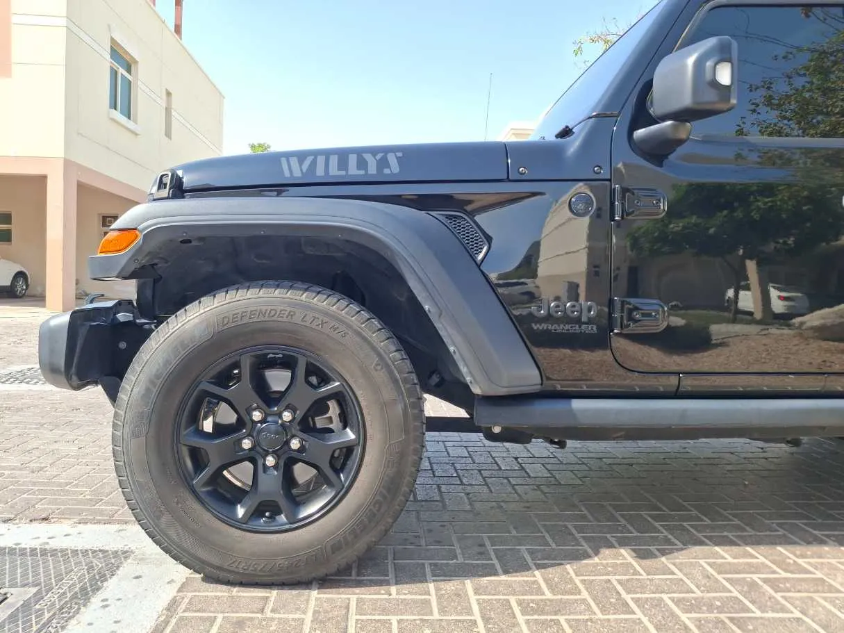 Car image 9