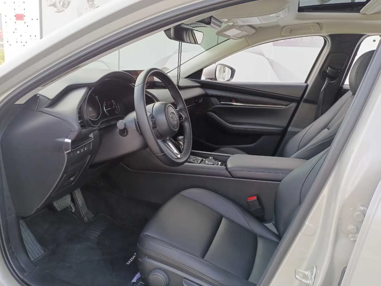 Car image 11