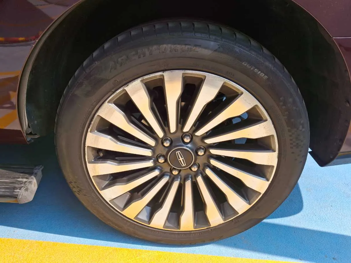 Car image 9