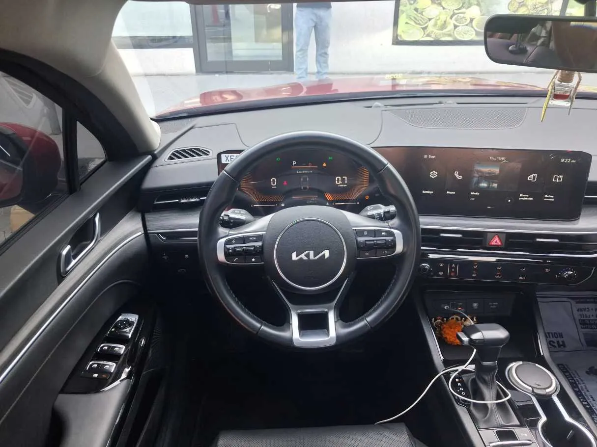 Car image 18