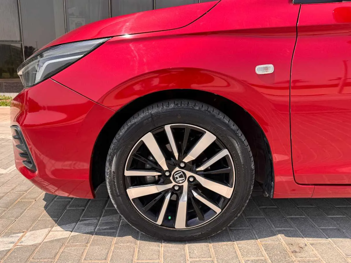 Car image 12