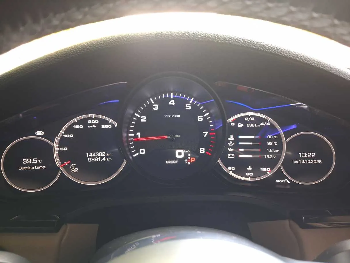 Car image 17