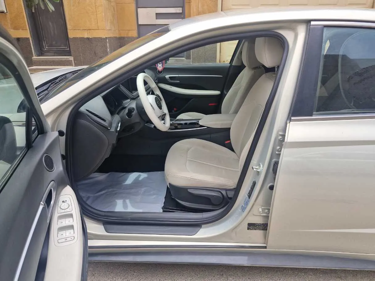 Car image 11