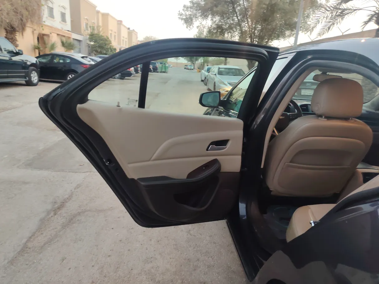 Car image 14