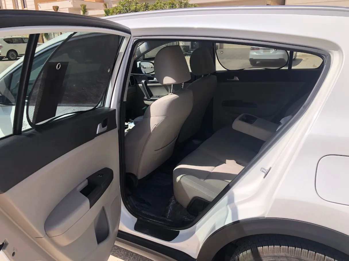 Car image 12