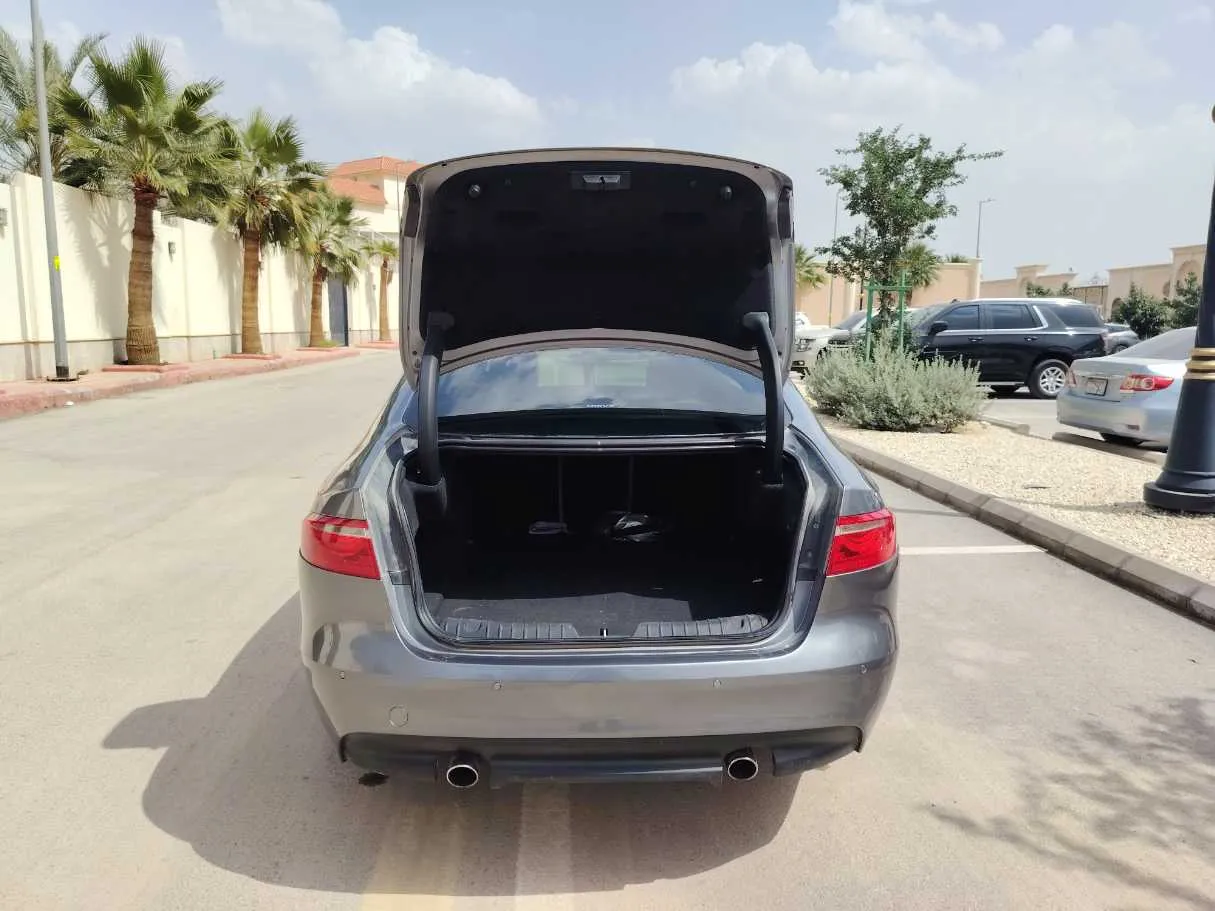Car image 26