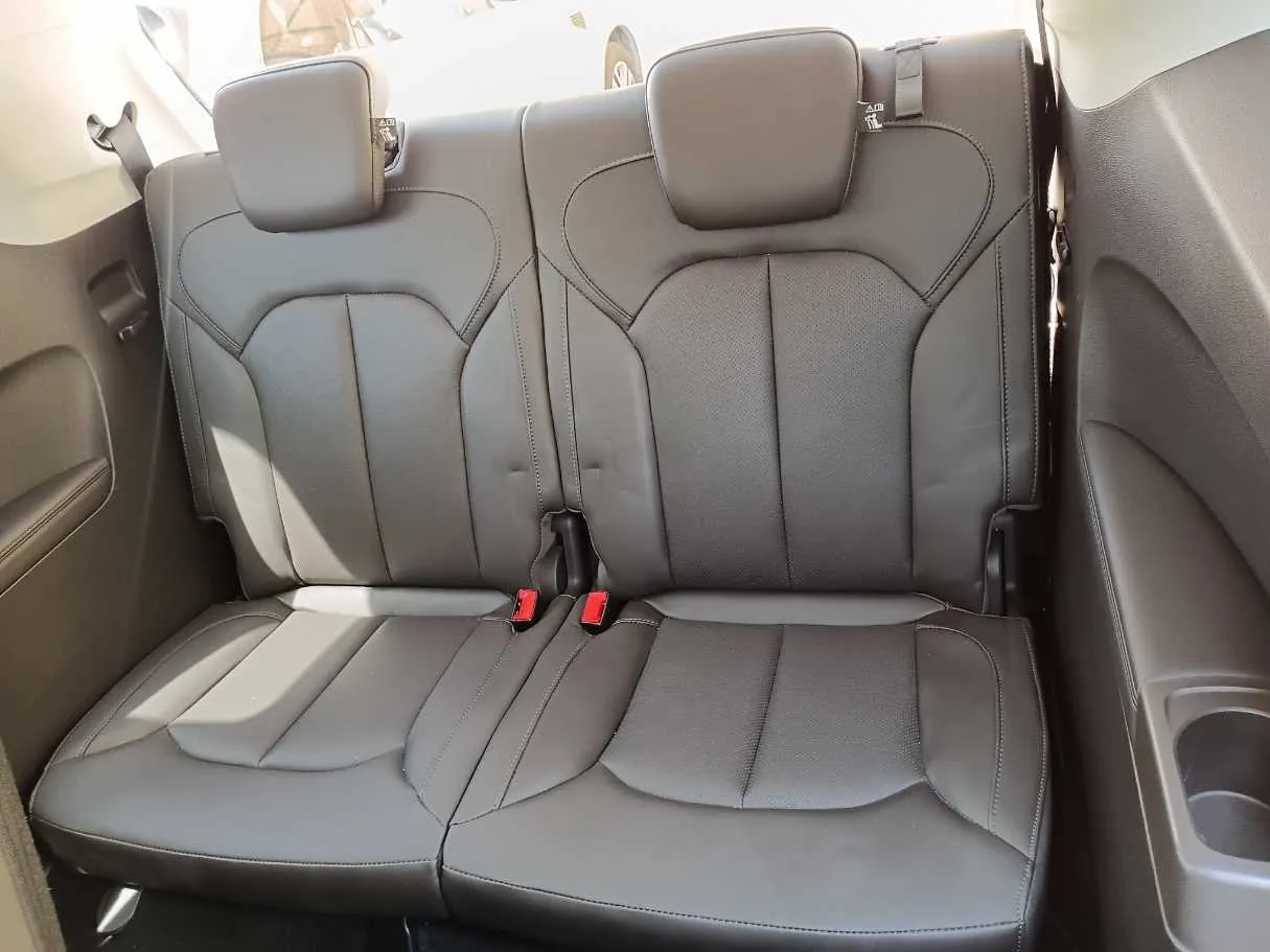 Car image 14