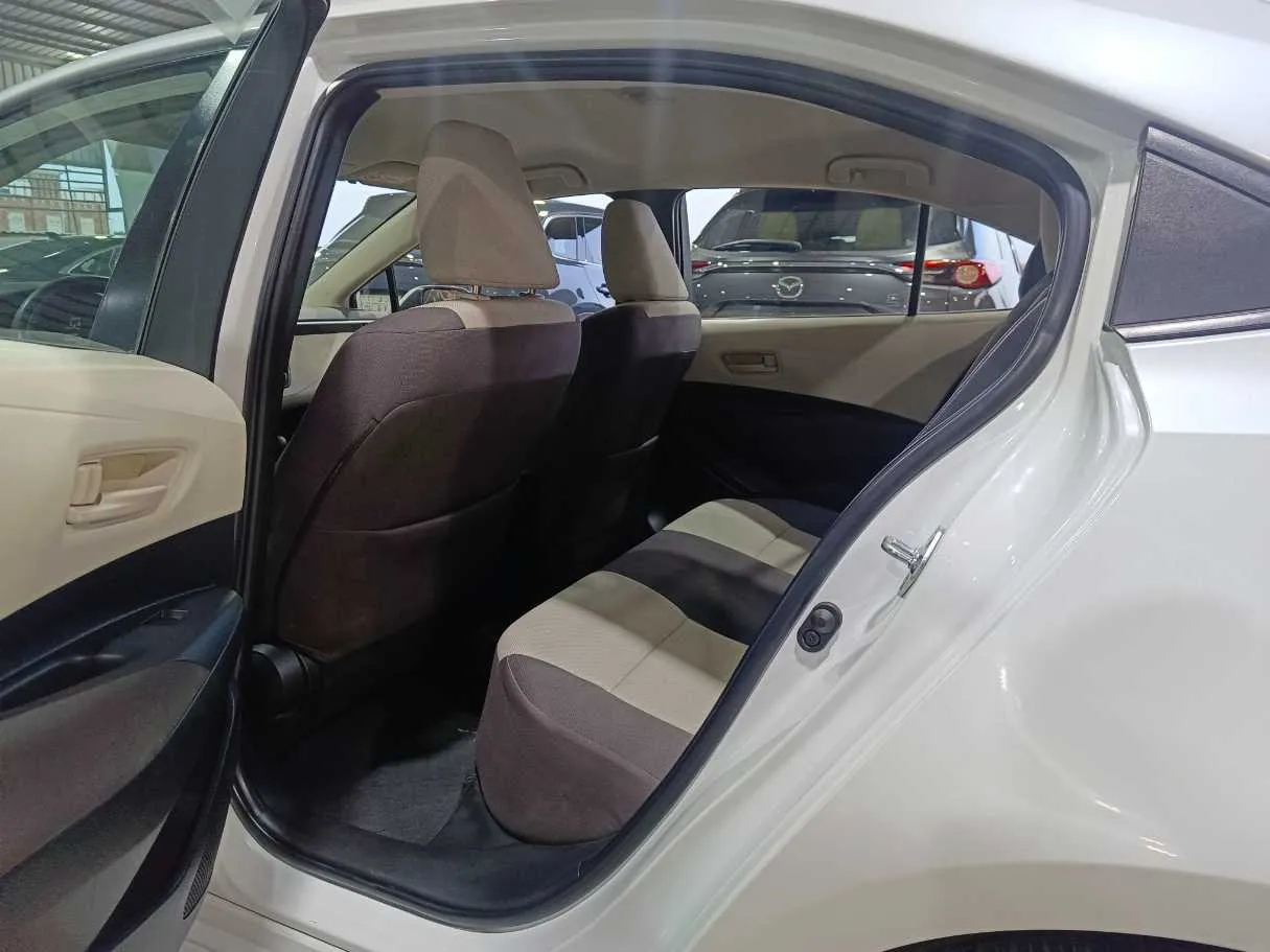 Car image 14