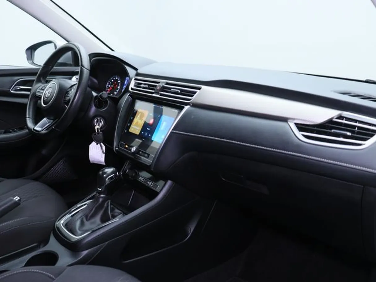 Car image 10