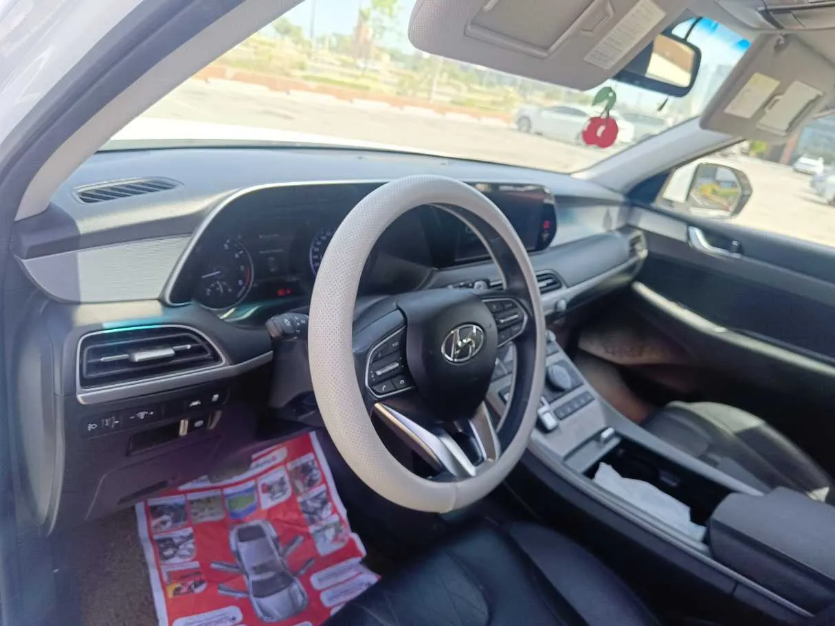 Car image 14