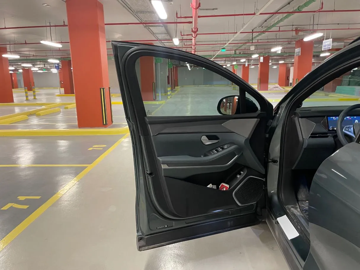 Car image 10