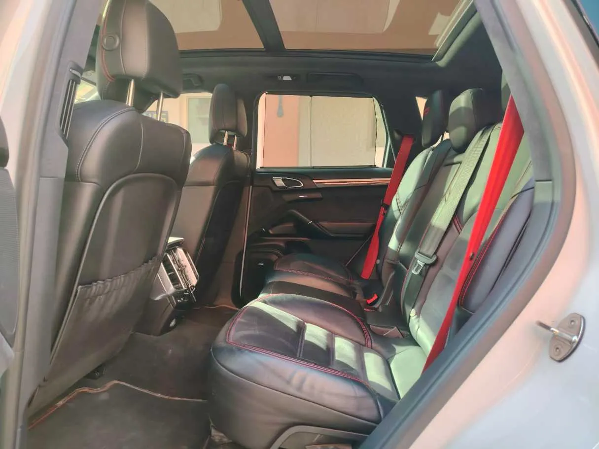 Car image 17