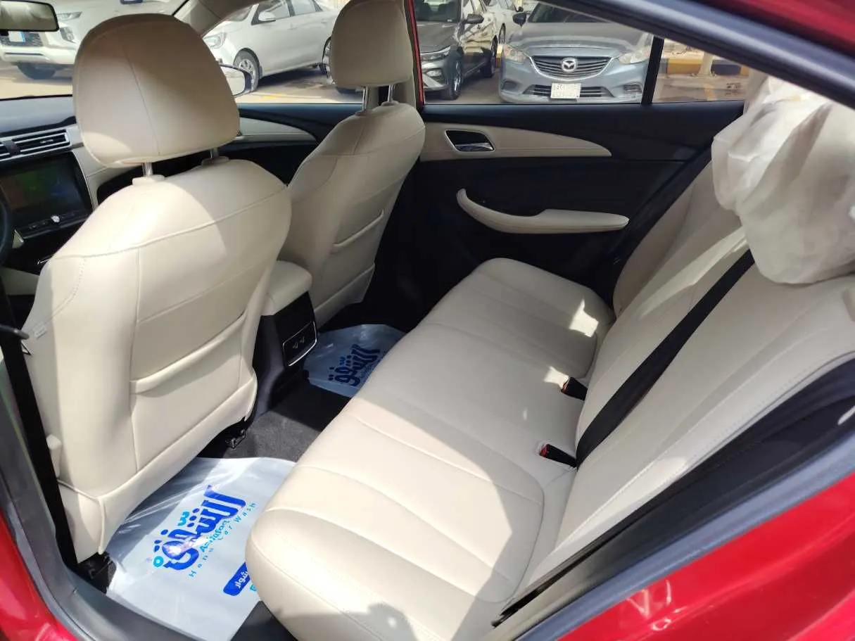 Car image 14
