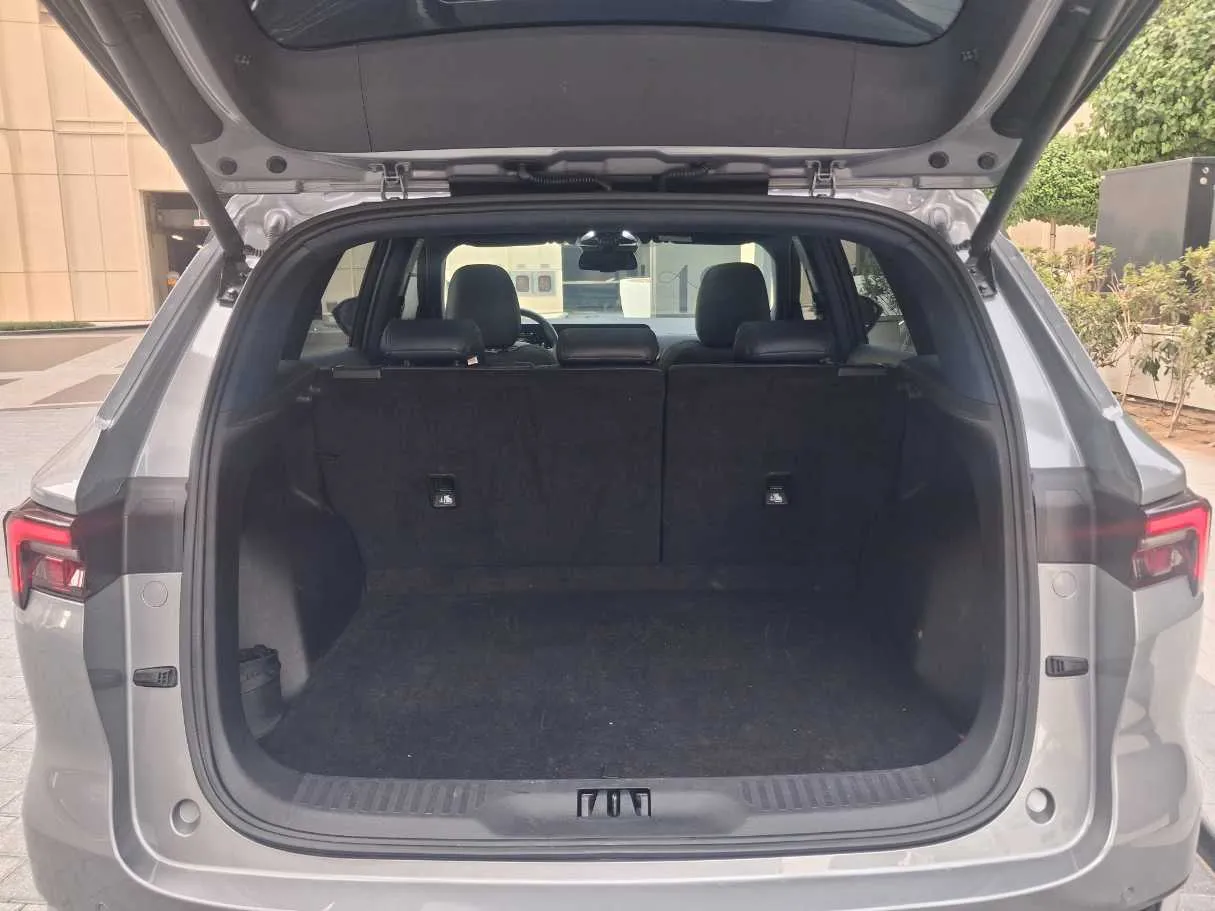 Car image 19