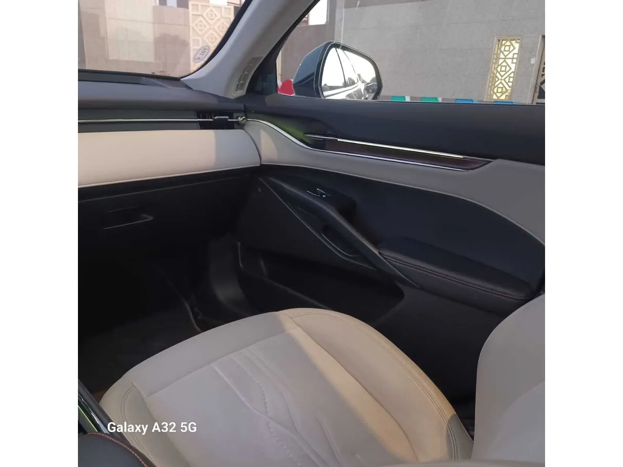 Car image 25