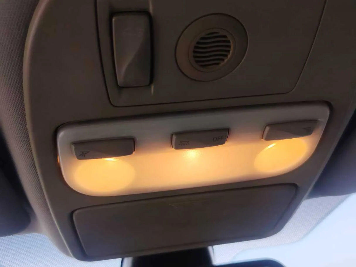 Car image 26