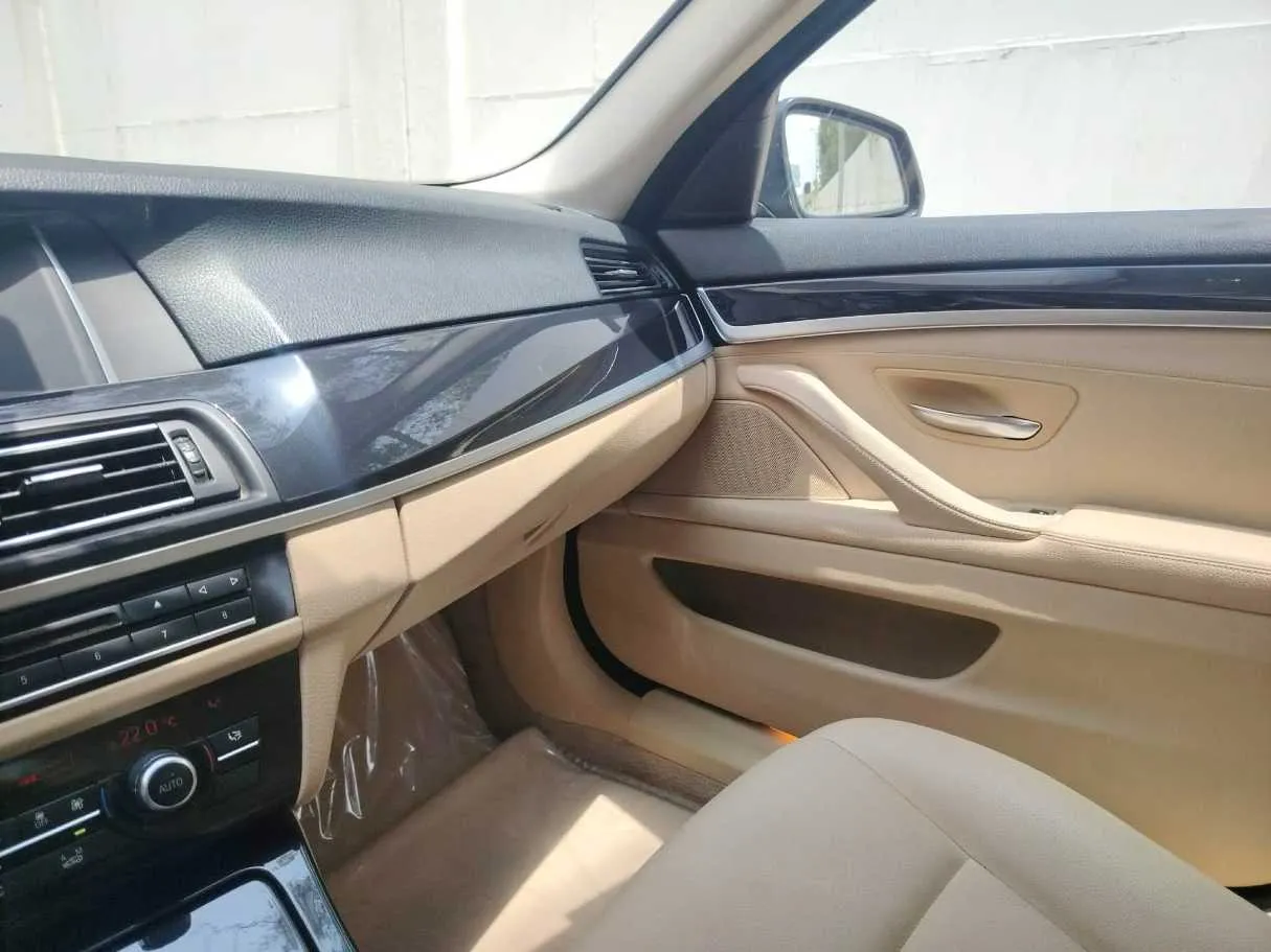 Car image 30