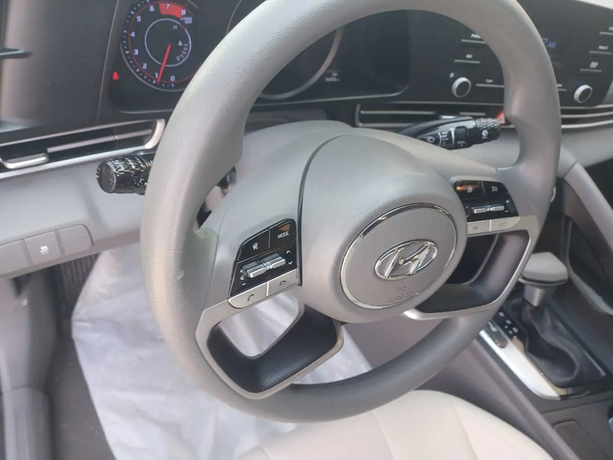 Car image 19