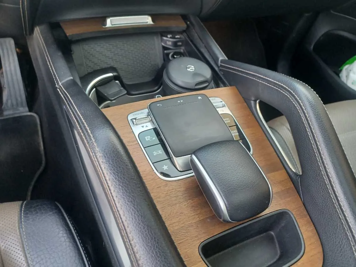 Car image 18