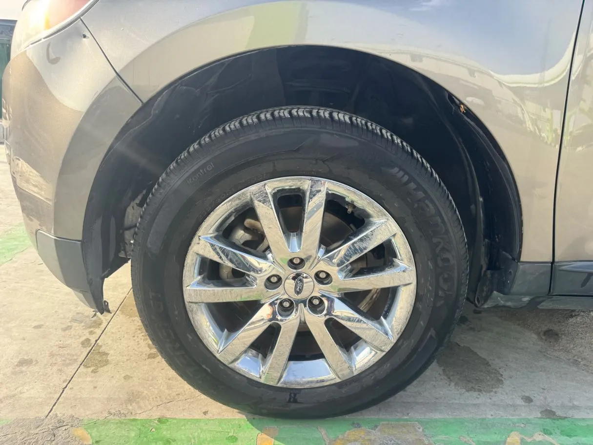 Car image 9