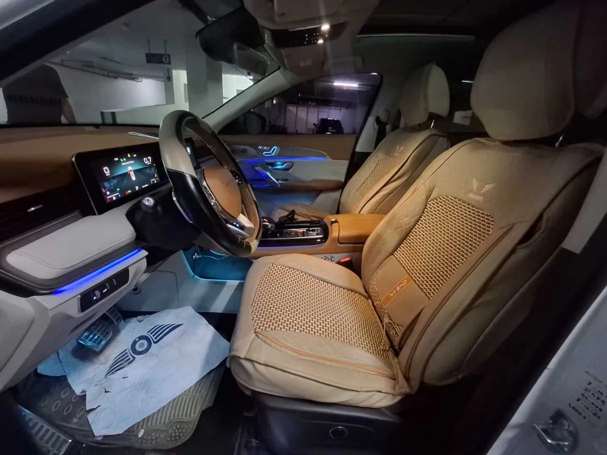Car image 12
