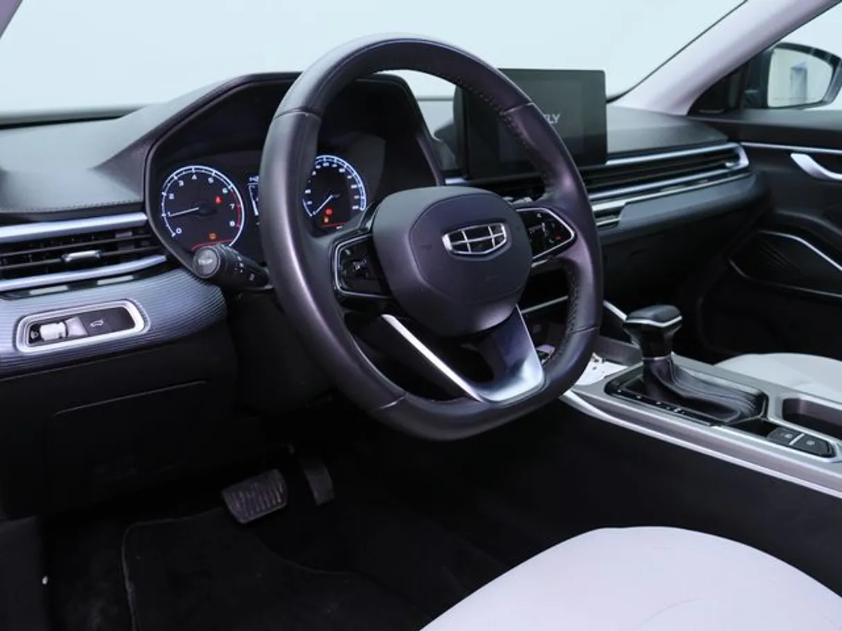 Car image 4