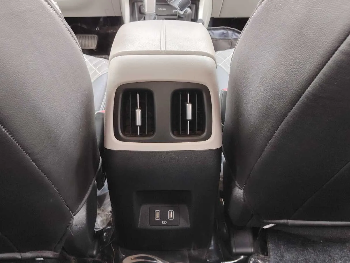 Car image 32