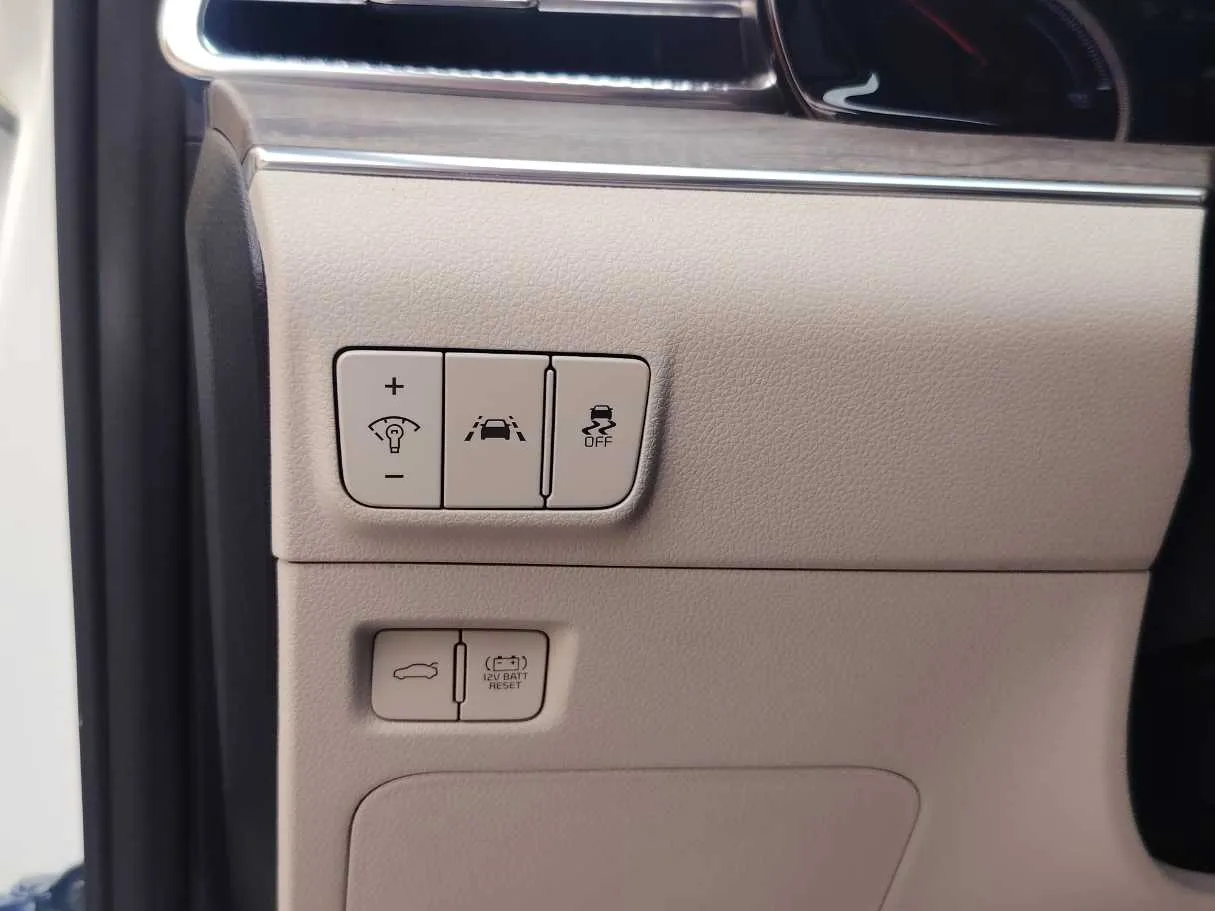 Car image 27