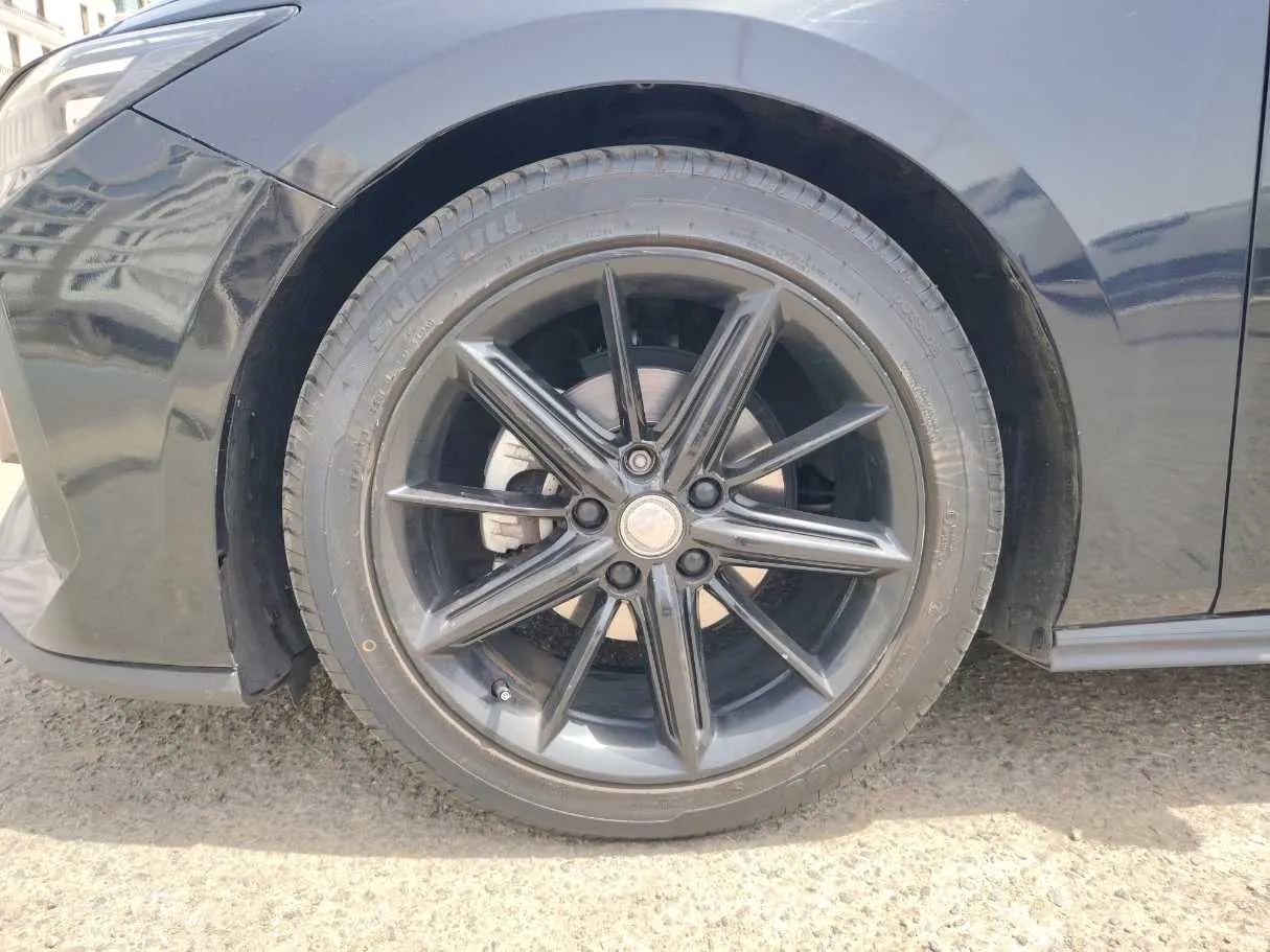 Car image 9