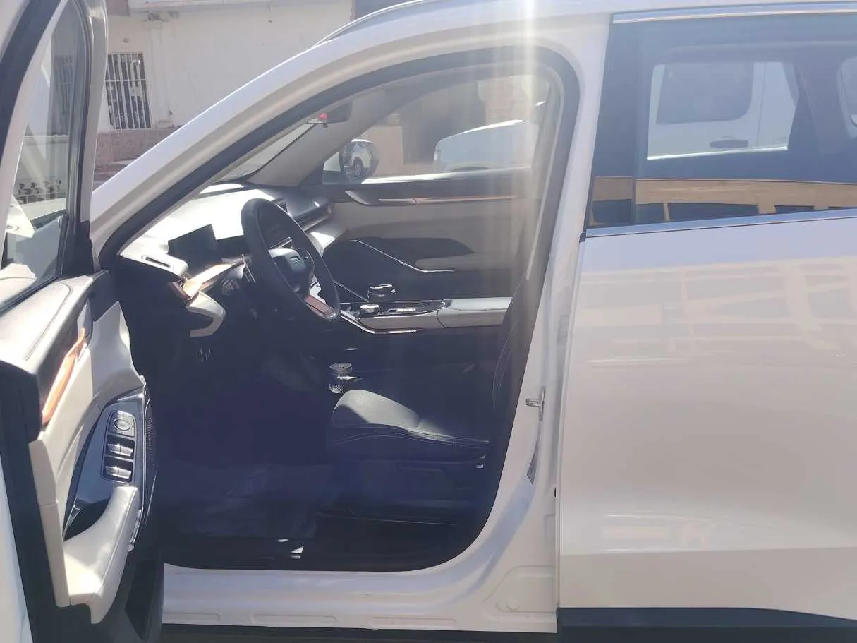 Car image 13