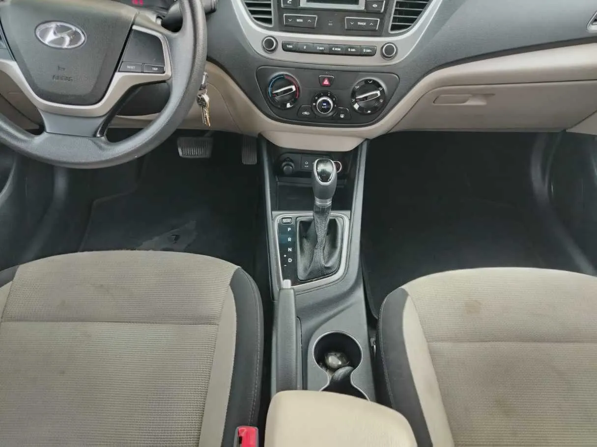 Car image 18