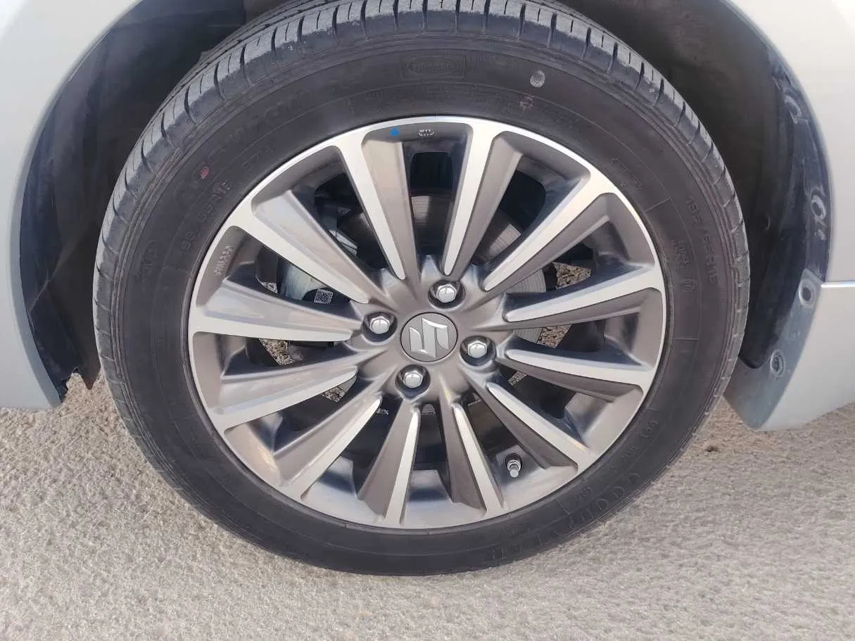 Car image 9