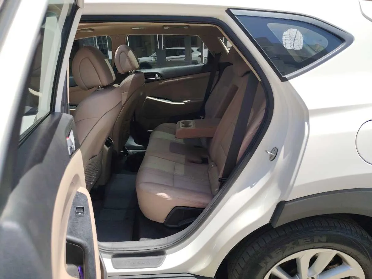 Car image 14