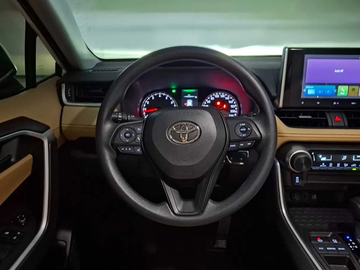 Car image 14