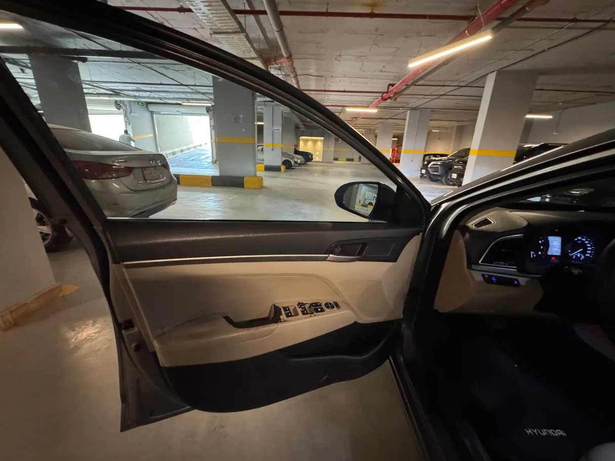 Car image 9