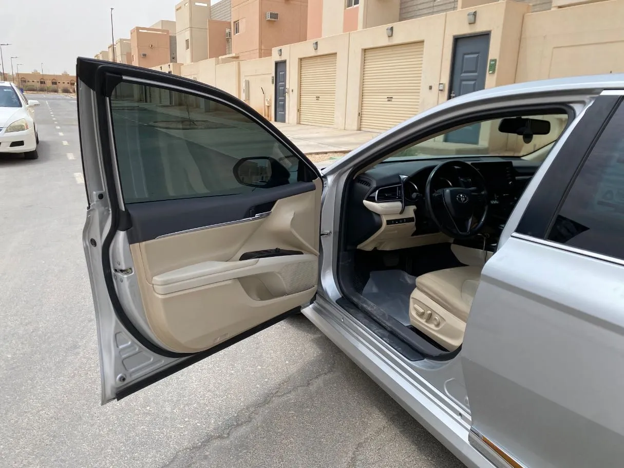 Car image 10