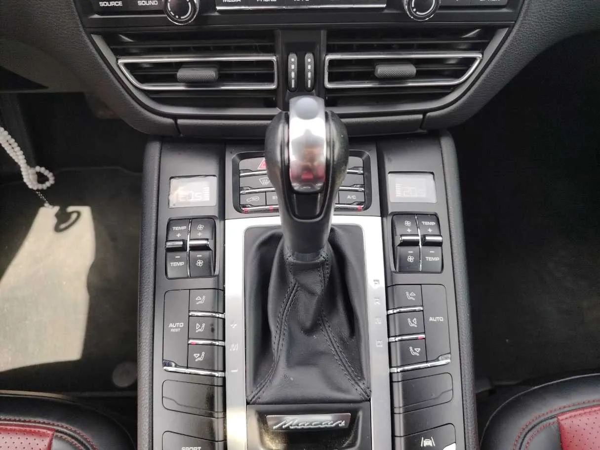 Car image 19