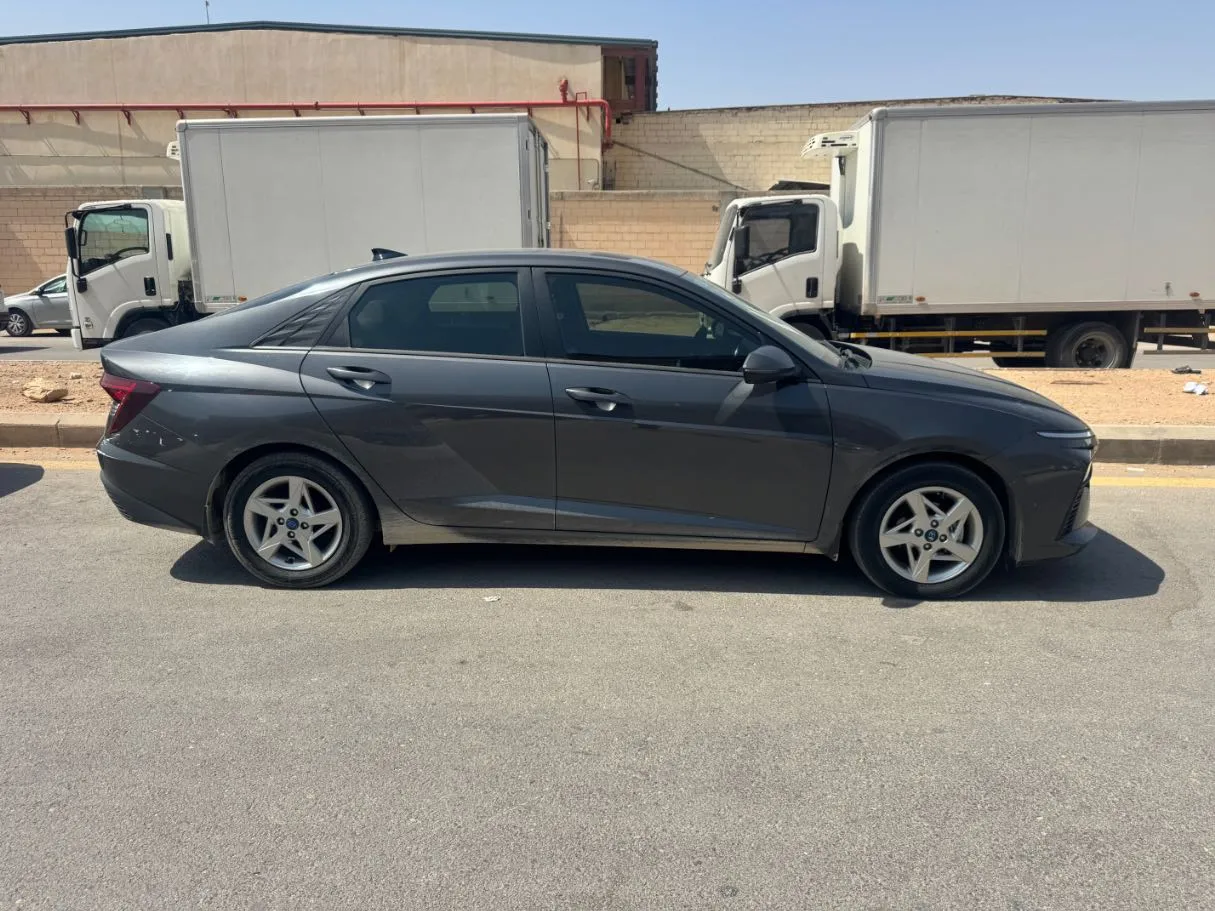 Car image 4