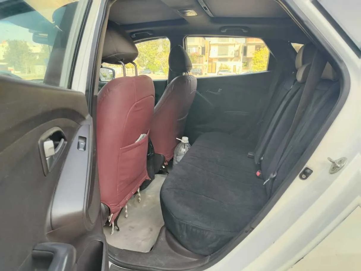 Car image 16