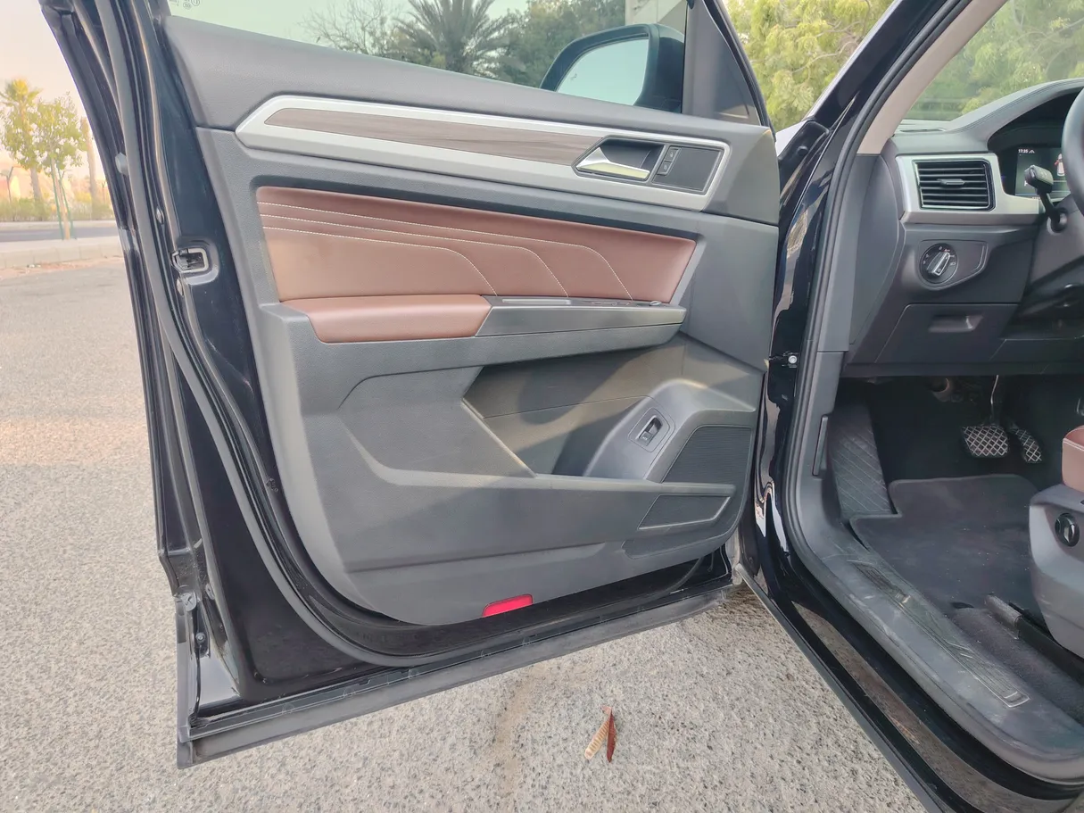 Car image 10