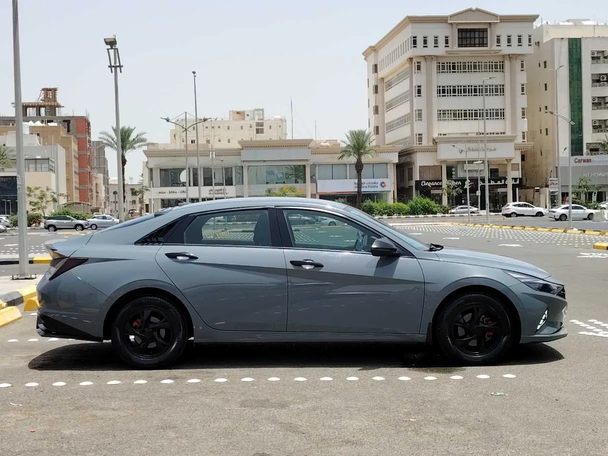 Car image 4