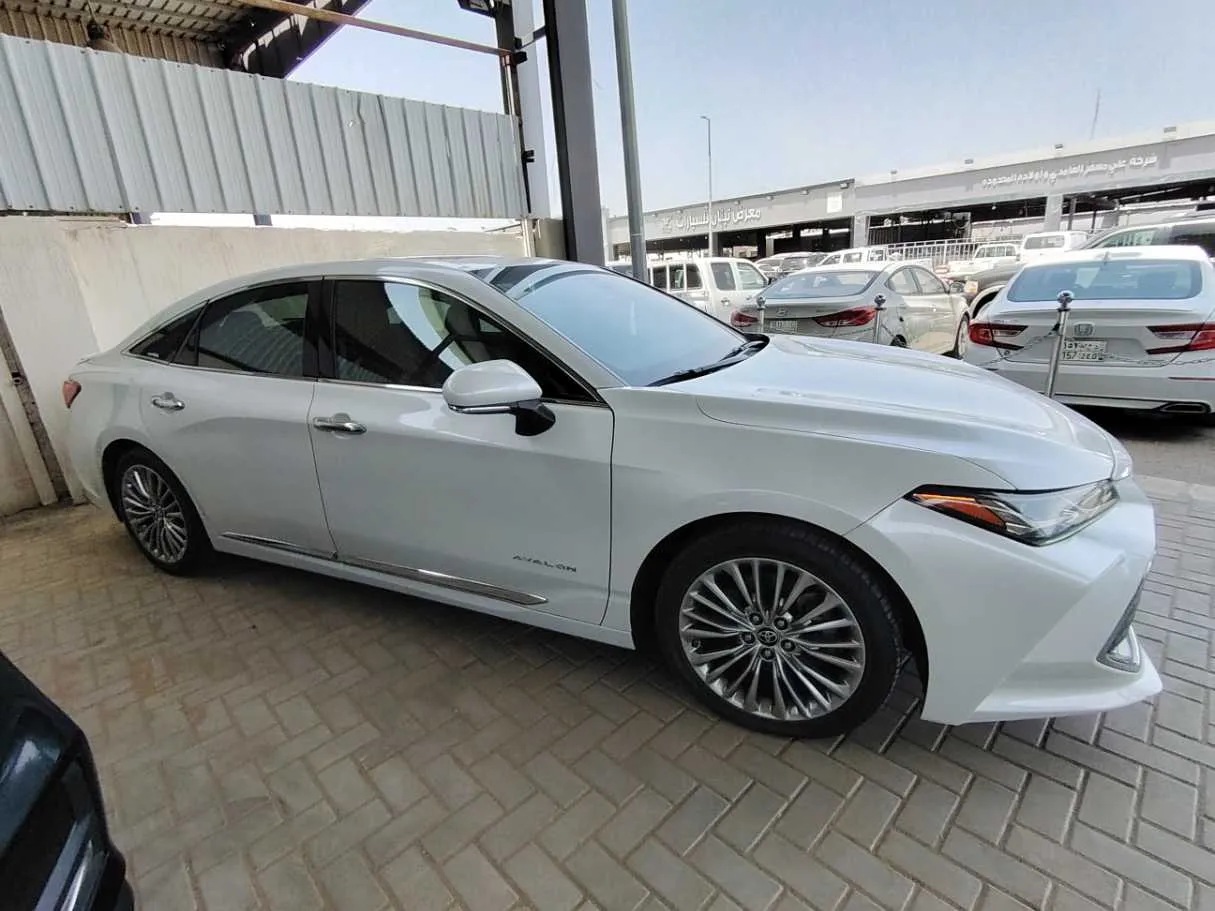 Car image 4