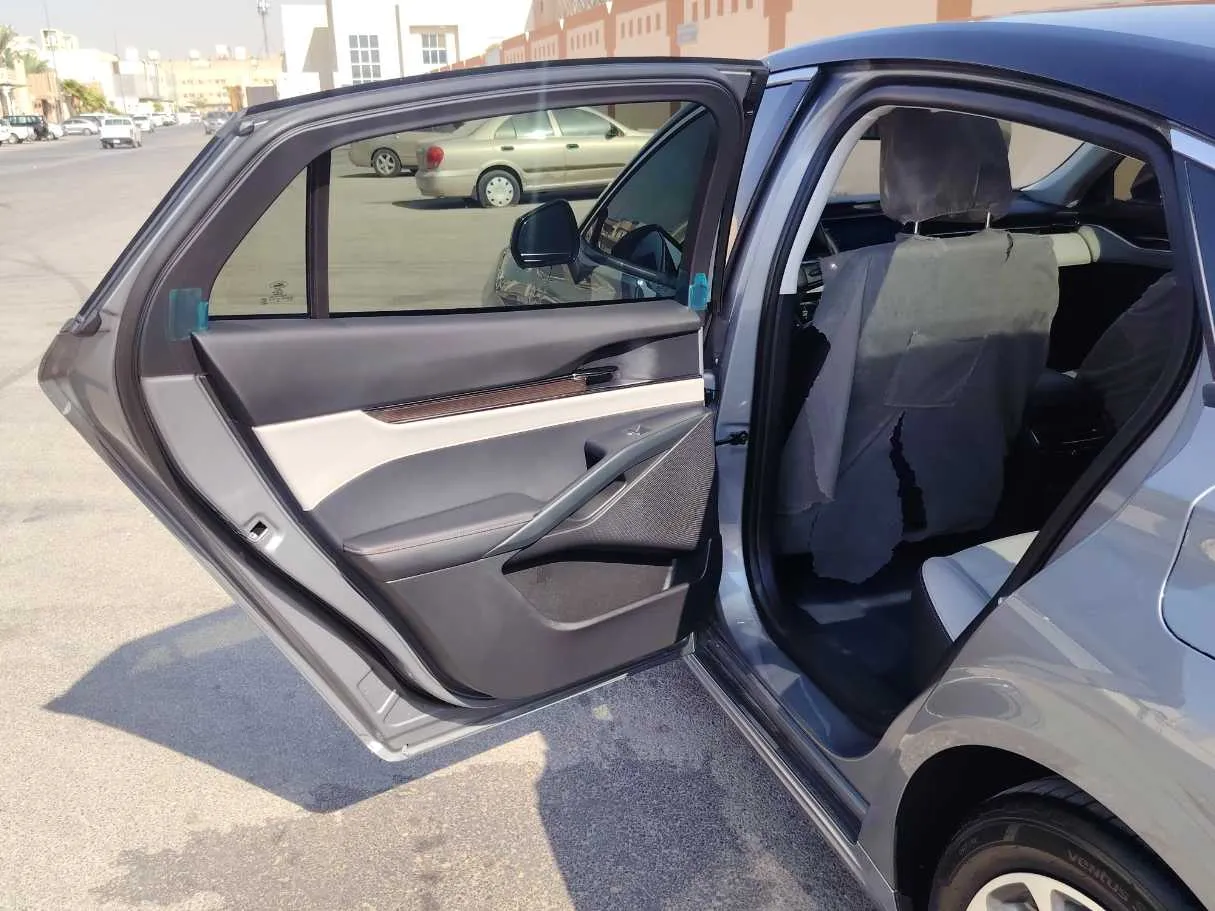 Car image 13