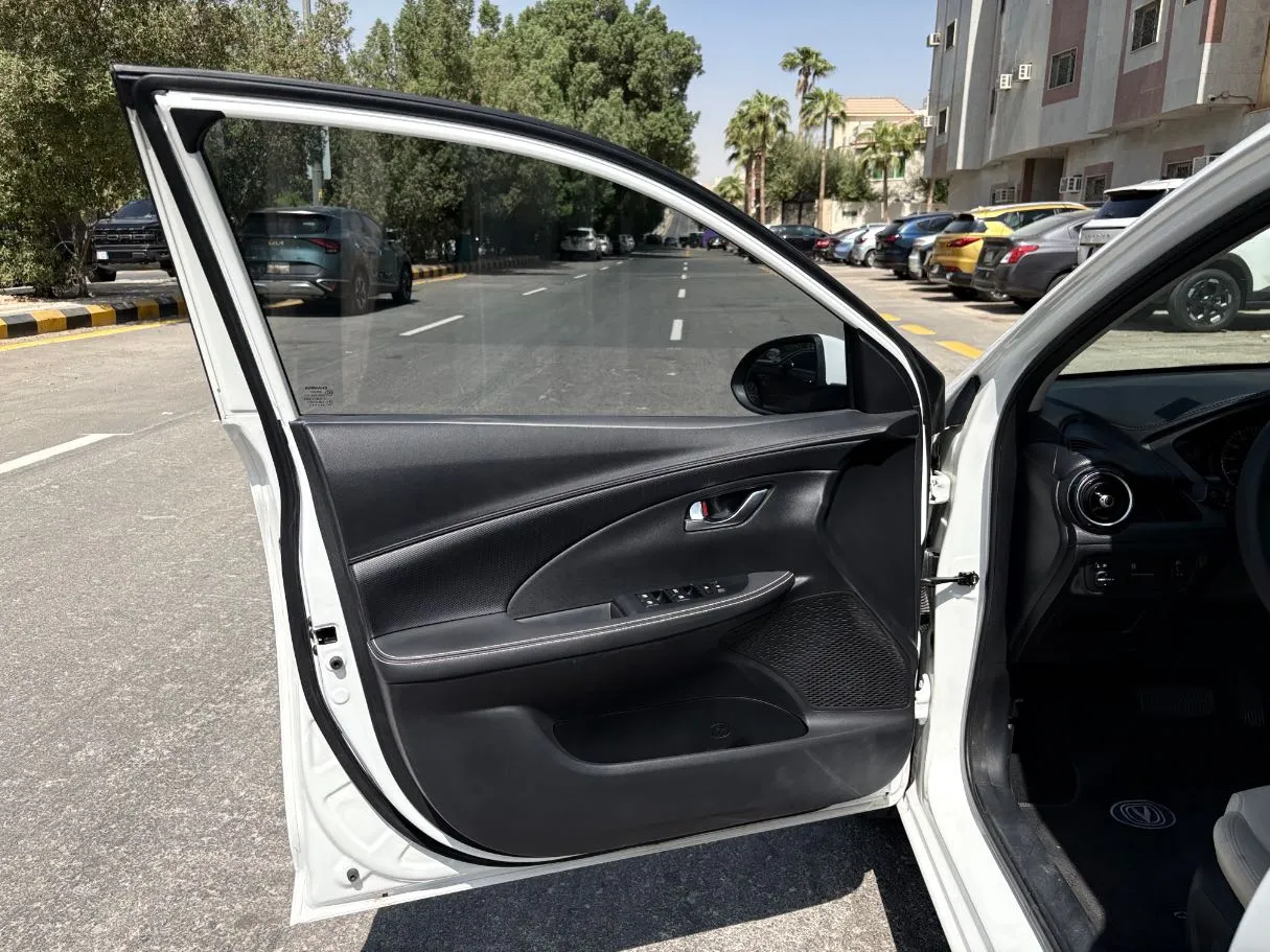 Car image 10