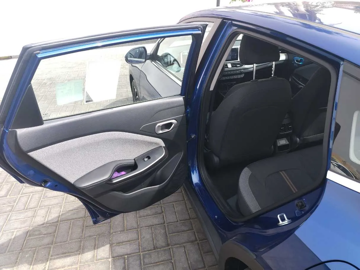 Car image 14