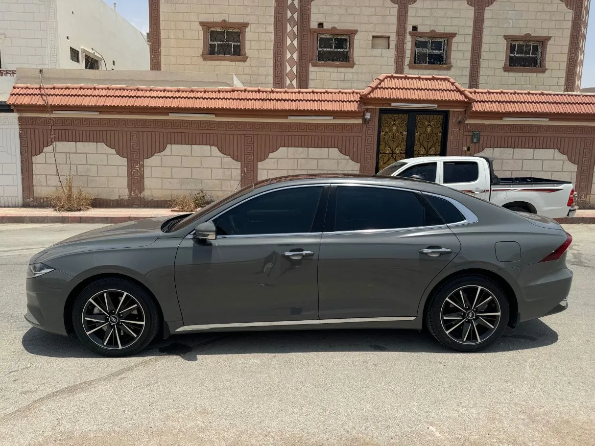 Car image 8