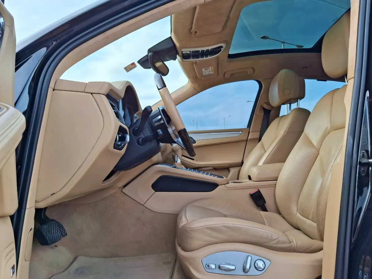 Car image 12